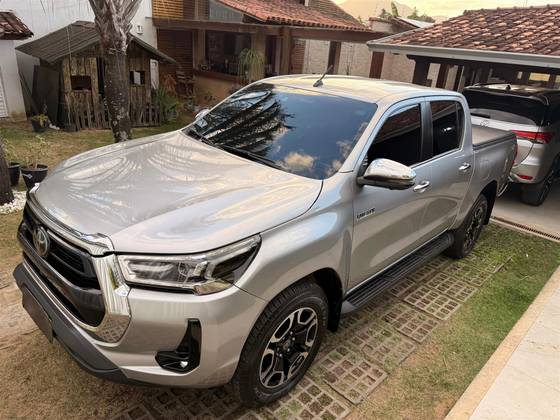 TOYOTA HILUX 2.8 D-4D TURBO DIESEL CD SRX 4X4 AUTOMÁTICO TOYOTA HILUX 2.8 D-4D TURBO DIESEL CD SRX 4X4 AUTOMÁTICO